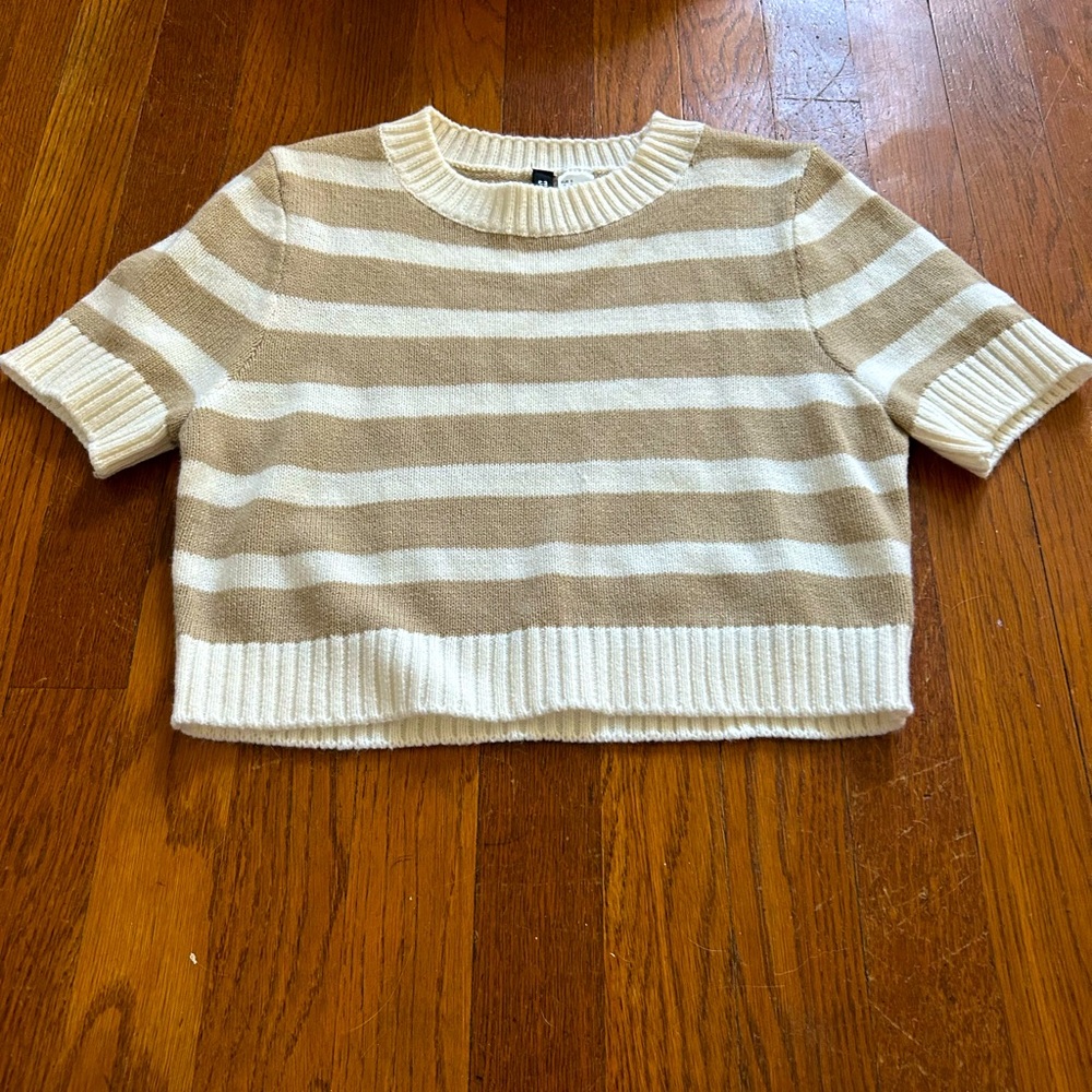H&M divided cropped sweater tee